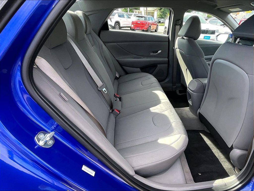 2025 Hyundai Elantra — photo 16