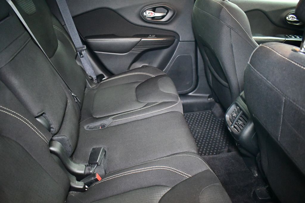 Thumbnail: 2016 Jeep Cherokee - 28