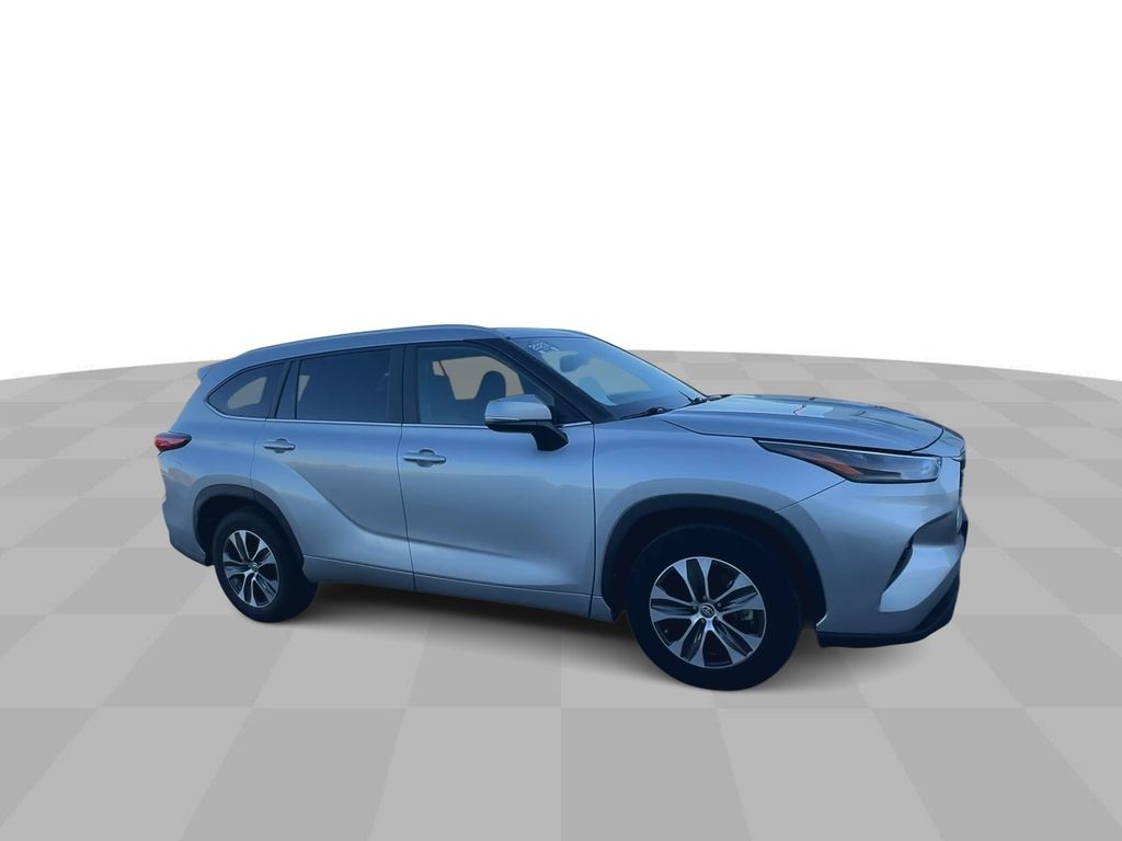 2023 Toyota Highlander L 2