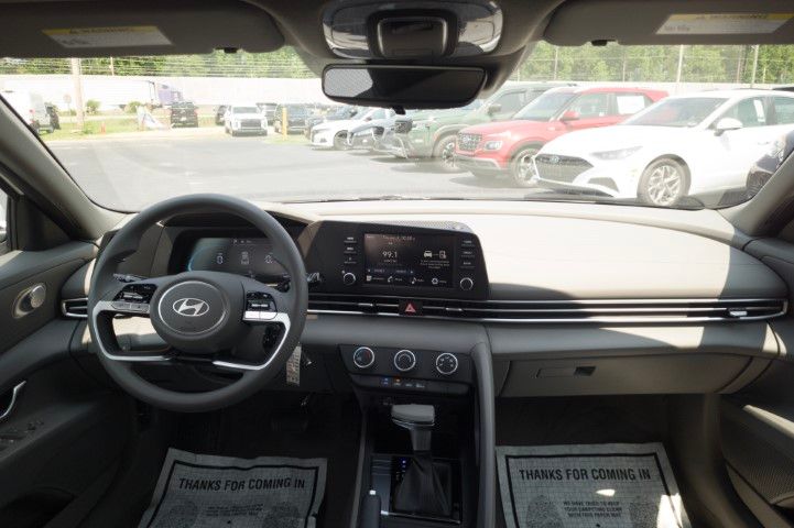 New 2026 White Hyundai SE image 18