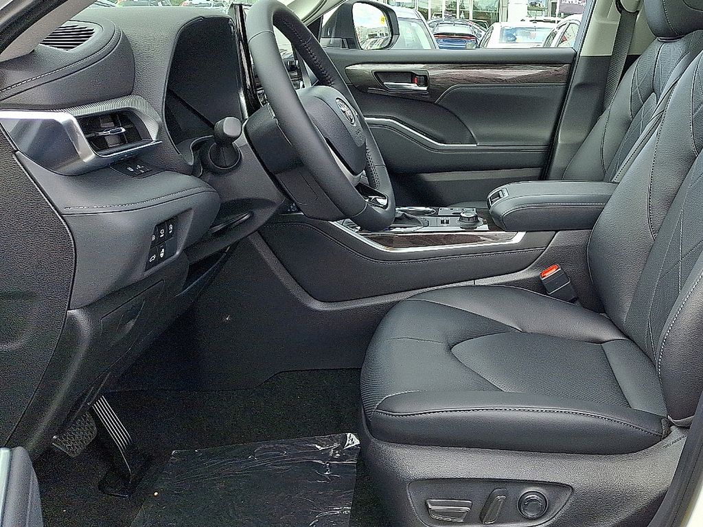 Thumbnail: 2026 Toyota Highlander - 8