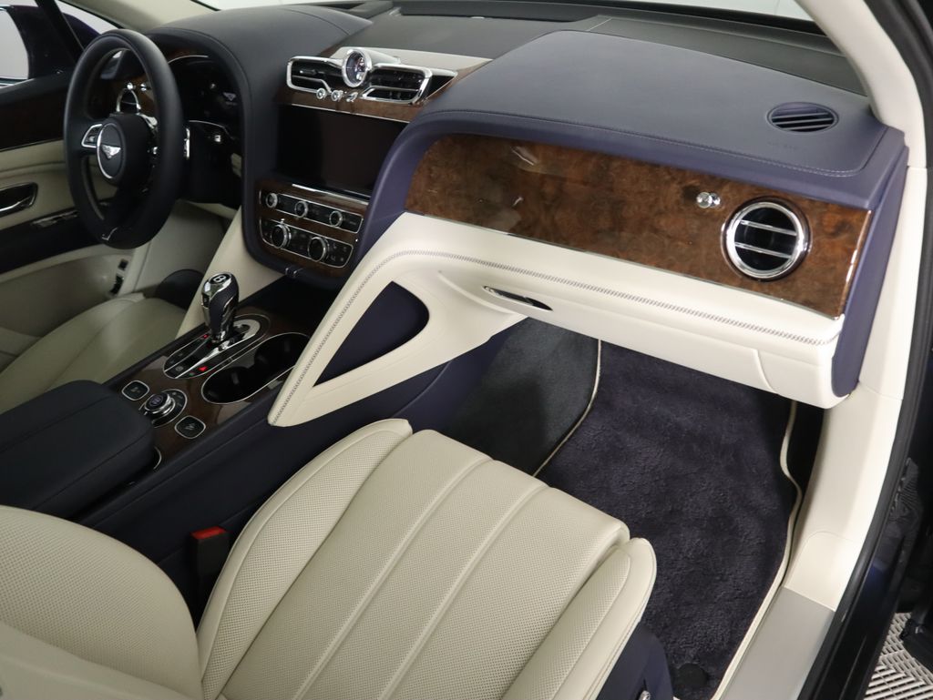 Thumbnail: 2025 Bentley Bentayga - 18