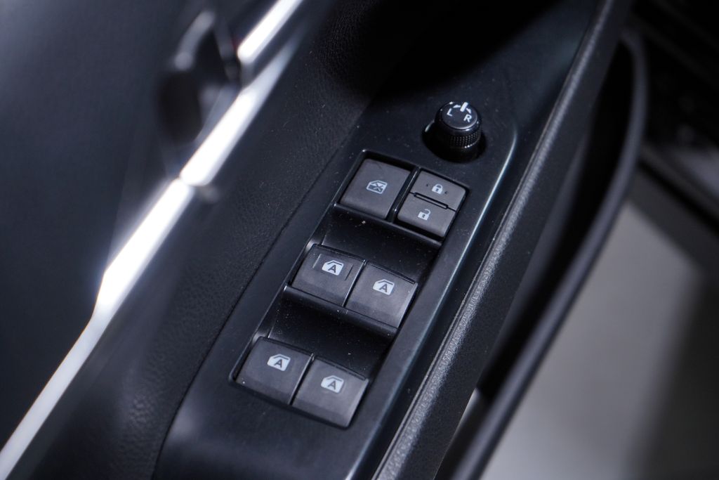 Thumbnail: 2020 Toyota Camry - 16