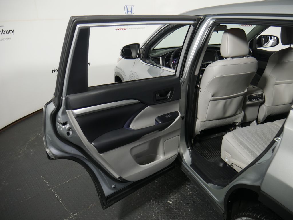 Thumbnail: 2019 Toyota Highlander - 9