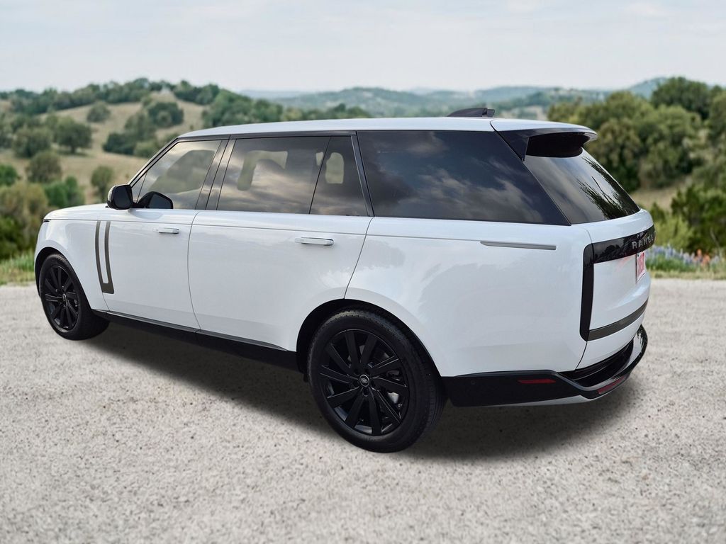Used 2024 White Land Rover SE image 7