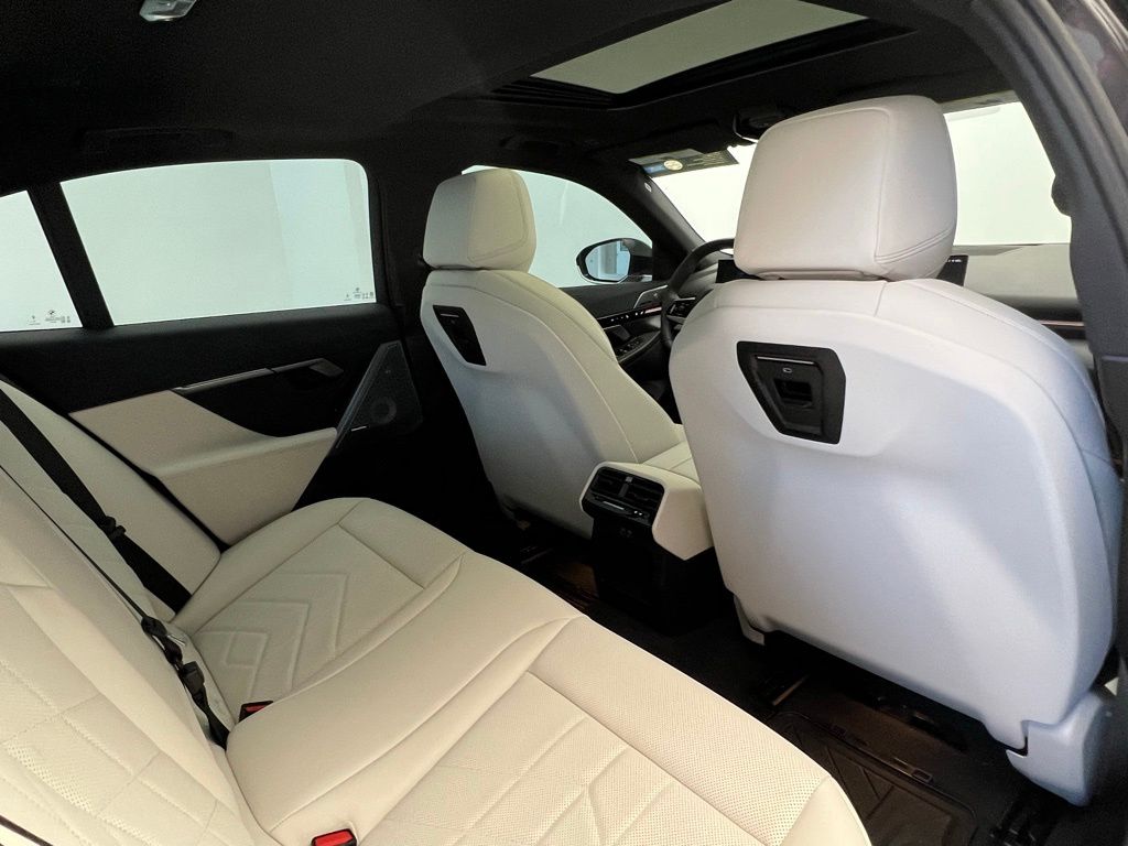 Thumbnail: 2025 BMW 5 Series - 8