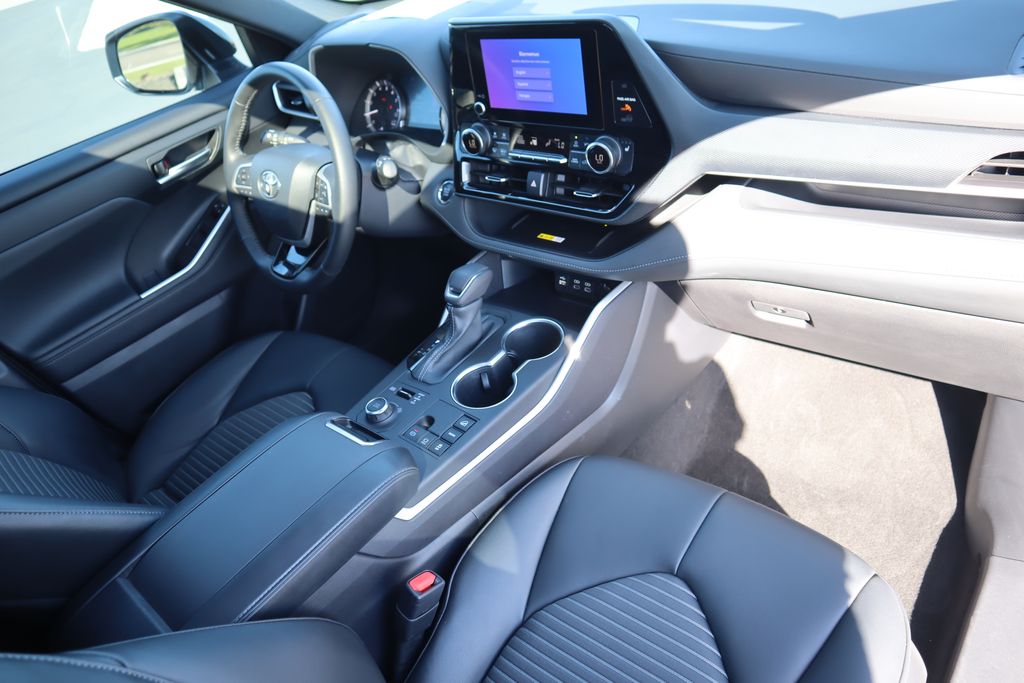 Thumbnail: 2023 Toyota Highlander - 17