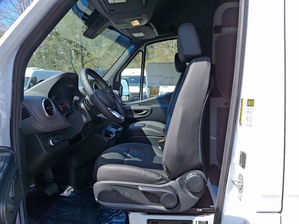 Thumbnail: 2025 Mercedes-Benz Sprinter - 10