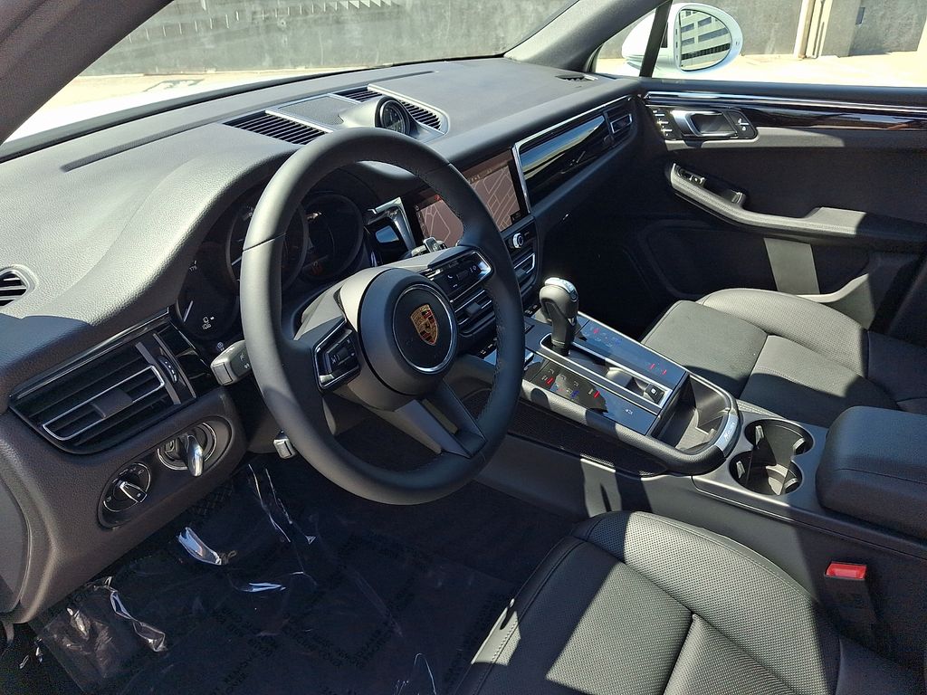 Thumbnail: 2026 Porsche Macan - 4