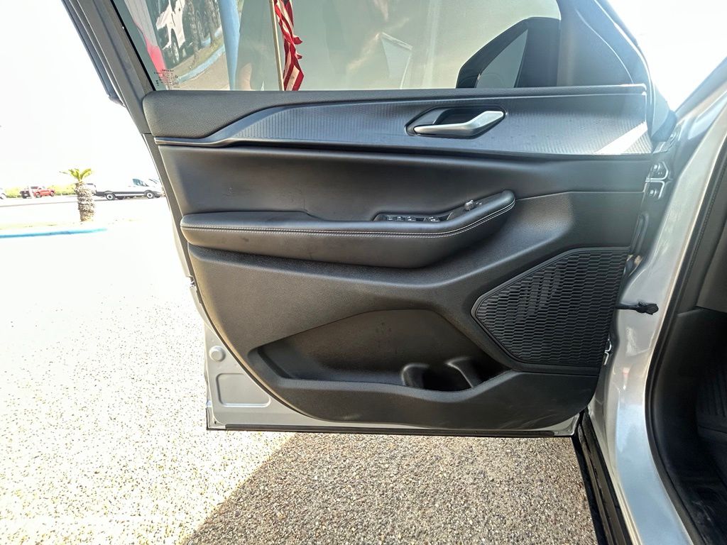Used 2023 Silver Jeep Altitude X image 12