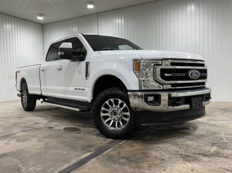 White Metallic 2022 Ford F-350 Super Duty Lariat Crew Cab 4WD Pickup Truck Four-Wheel Drive Automatic