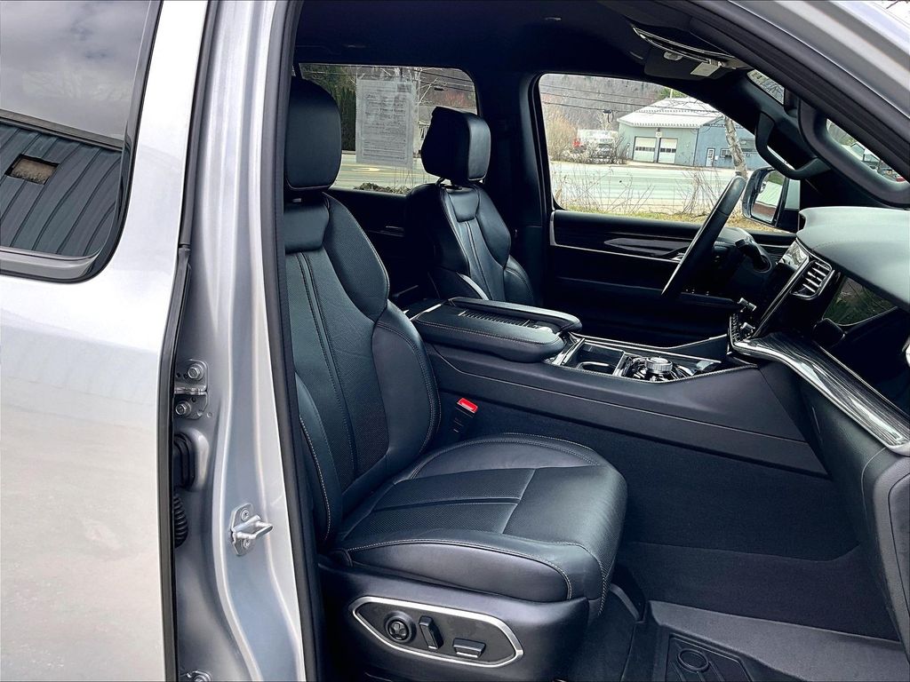 2022 Jeep Wagoneer — photo 11