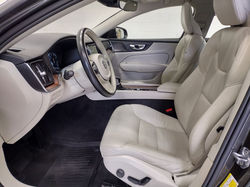 2021 Volvo S60 T6 Momentum