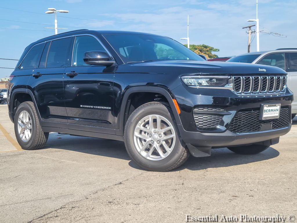 Diamond Black Crystal Pearlcoat 2026 Jeep Grand Cherokee SUV / Crossover Four-Wheel Drive 8-Speed Automatic