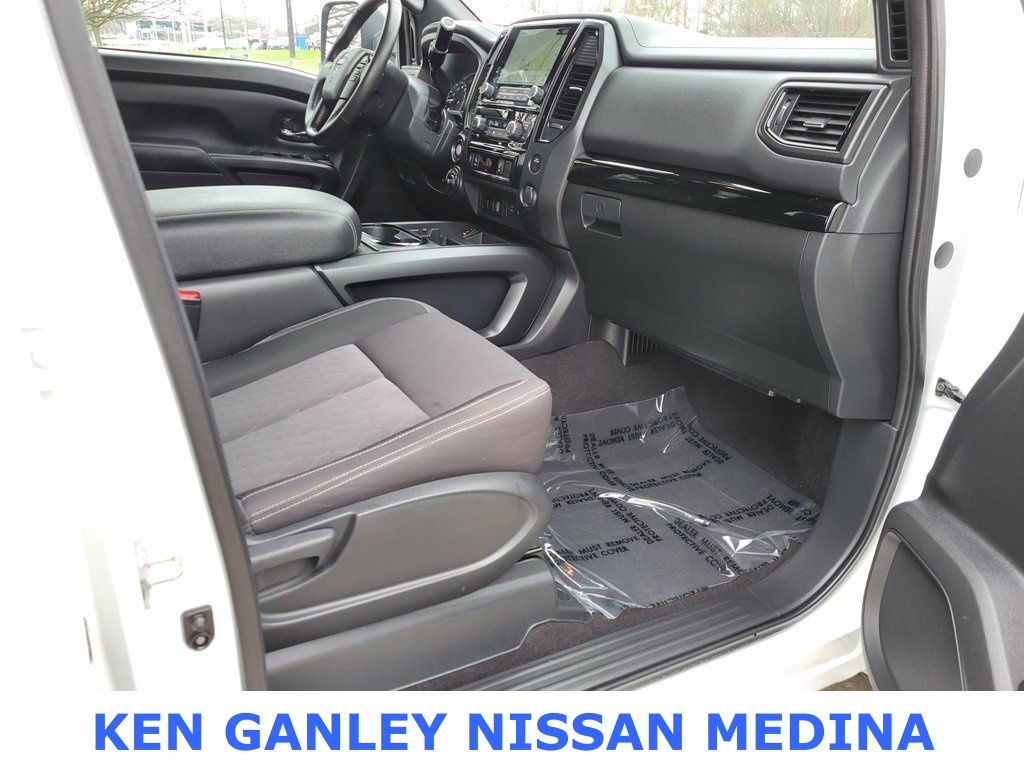2023 Nissan Titan SV photo