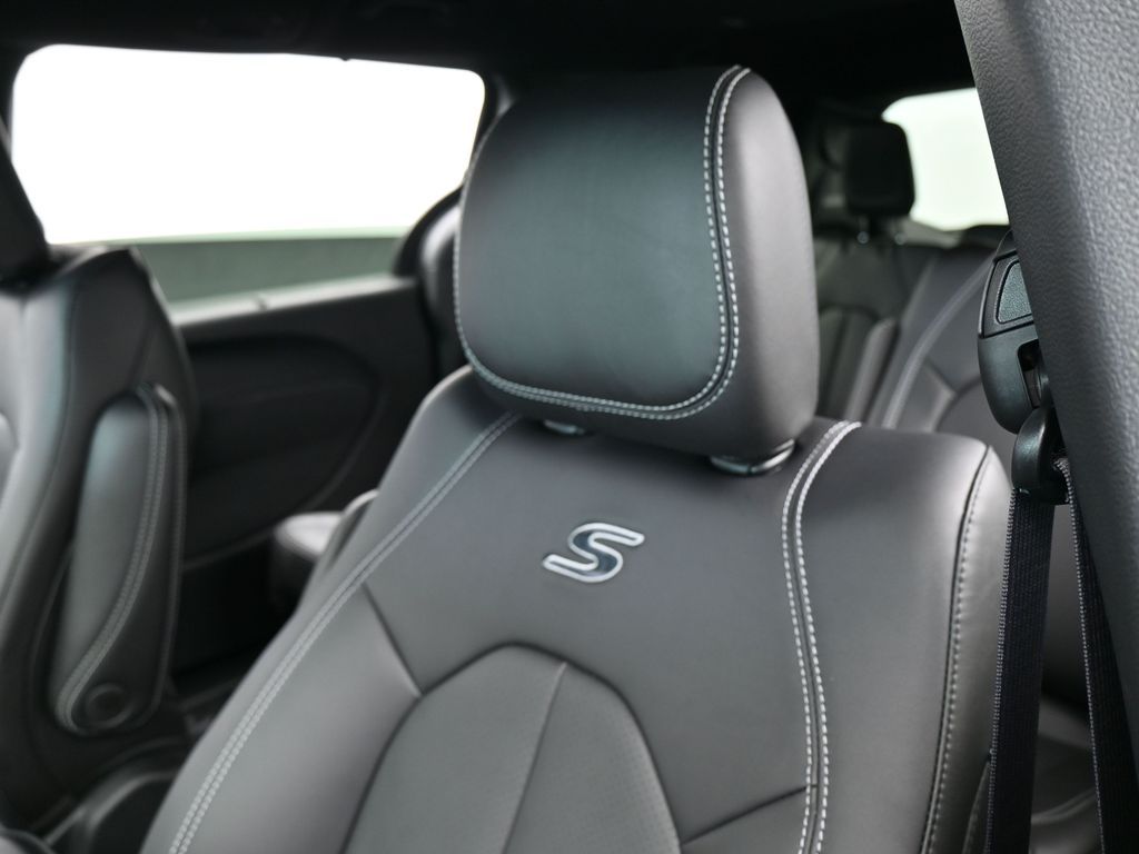 New 2026 Diamond Black Crystal Pearlcoat Chrysler Select image 15