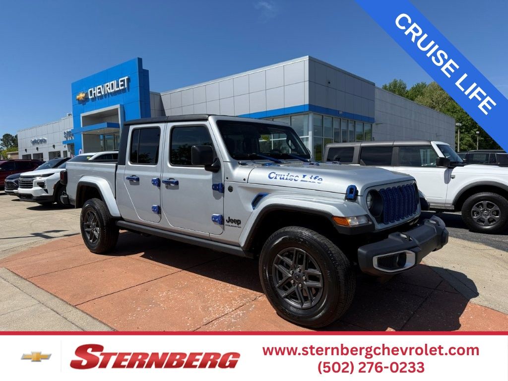 Silver Zynith Clearcoat 2024 Jeep Gladiator Pickup Truck Four-Wheel Drive 8-Speed Automatic