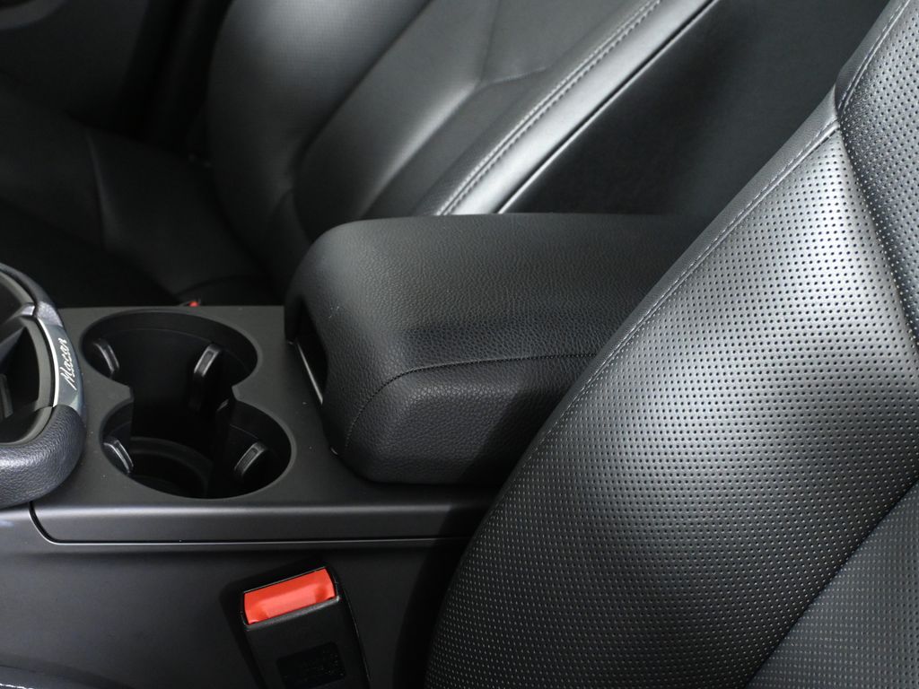 Thumbnail: 2025 Porsche Macan - 29