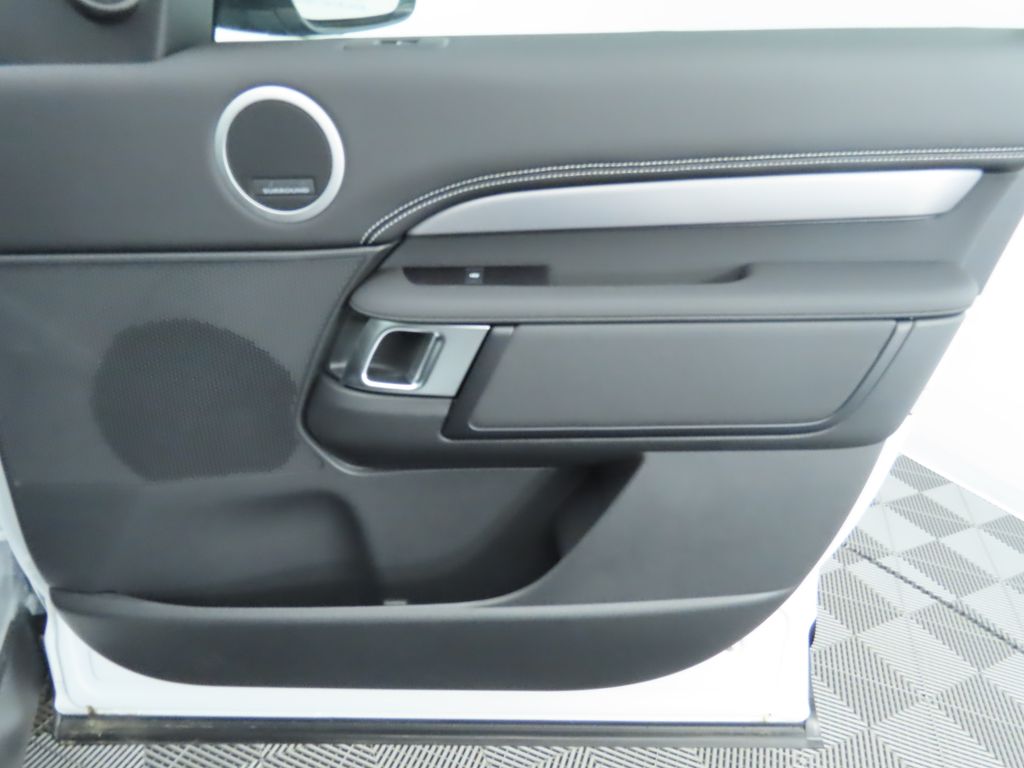 Thumbnail: 2024 Land Rover Discovery - 25