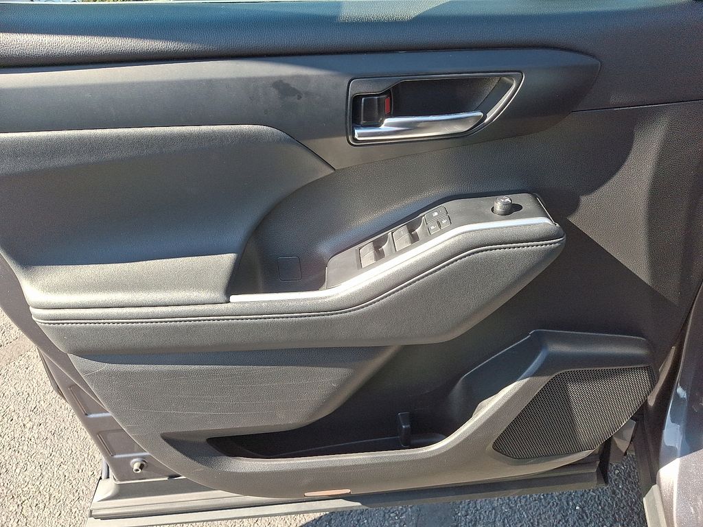 Thumbnail: 2022 Toyota Highlander - 16