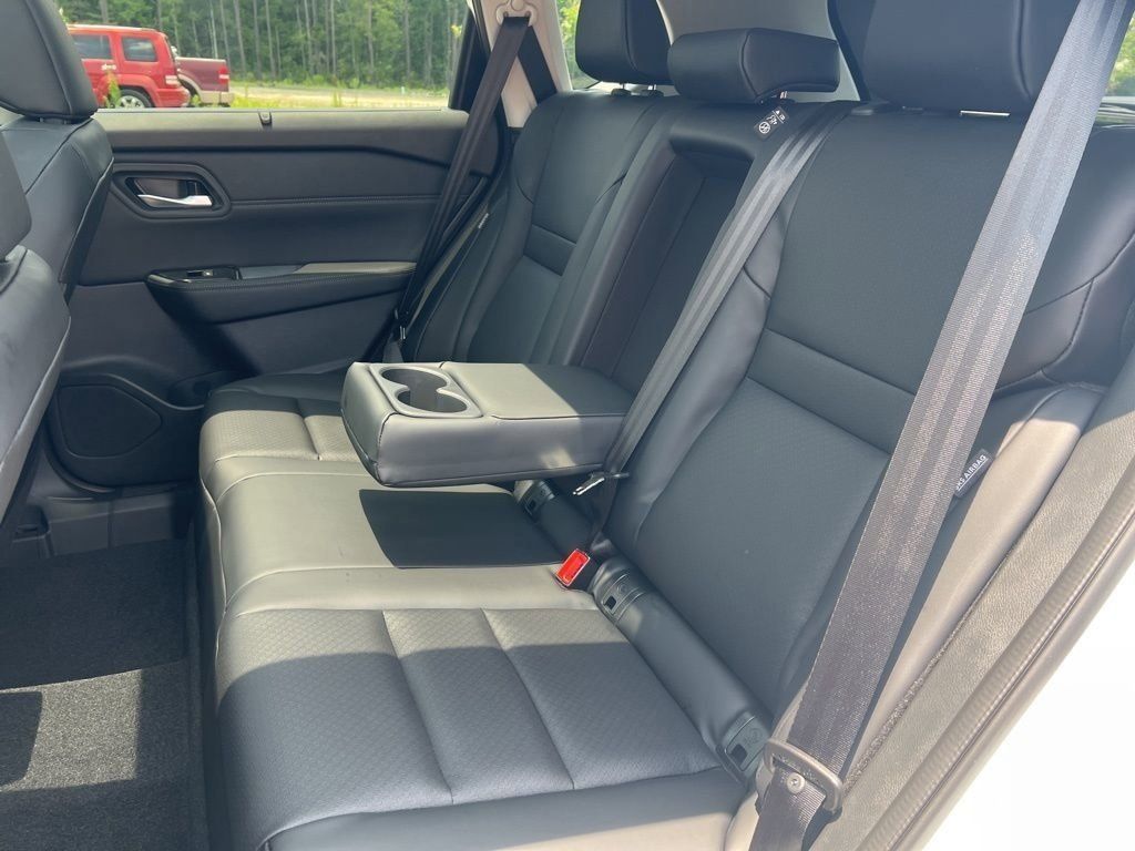 2025 Everest White Pearl Nissan Rogue SV FWD SUV