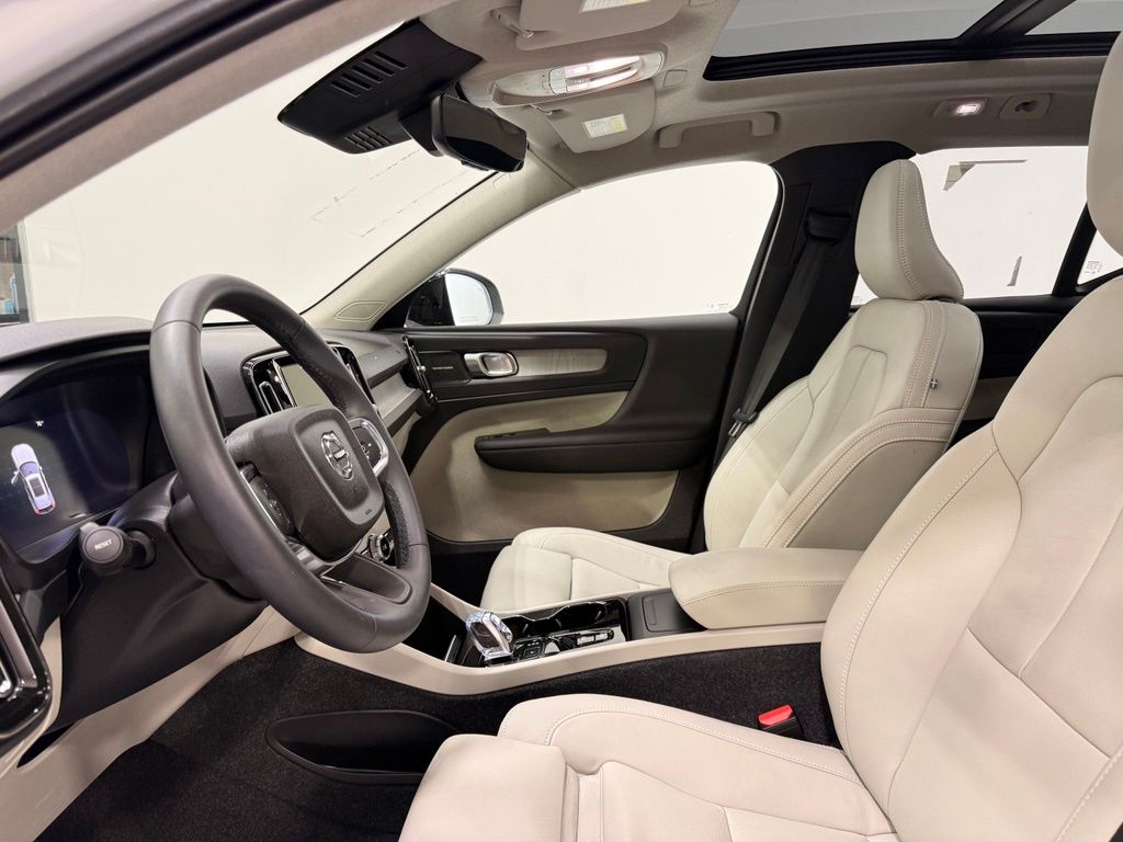 Thumbnail: 2025 Volvo XC40 - 7