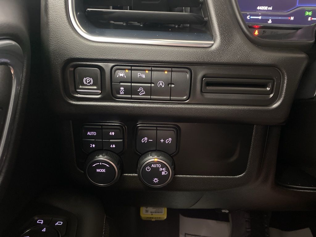 2023 Chevrolet Suburban Premier photo