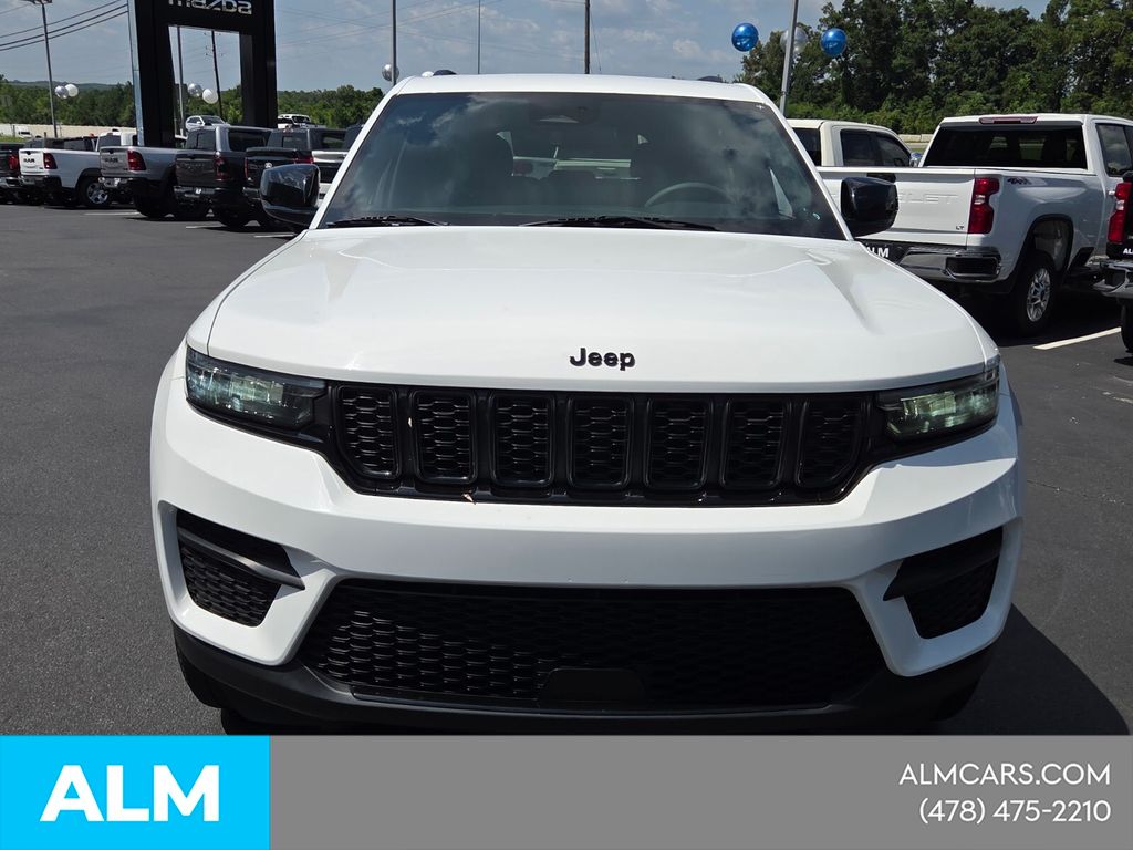 Used 2023 White Jeep Altitude image 3