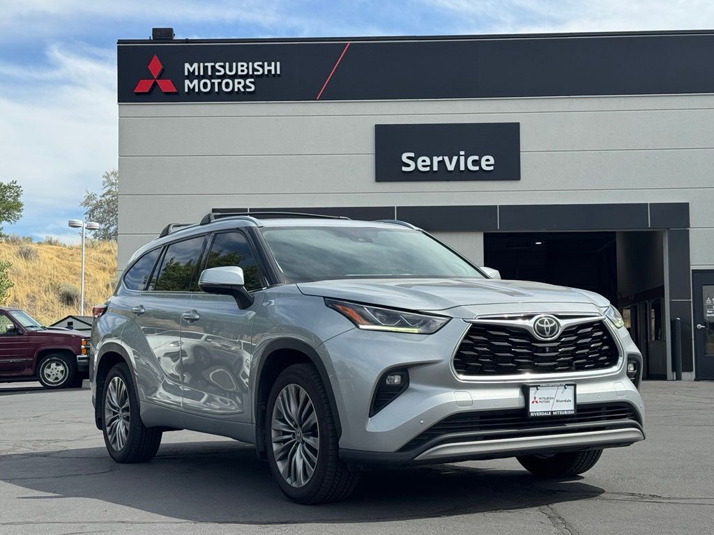 Celestial Silver Metallic 2023 Toyota Highlander SUV / Crossover All-Wheel Drive 8-Speed Automatic