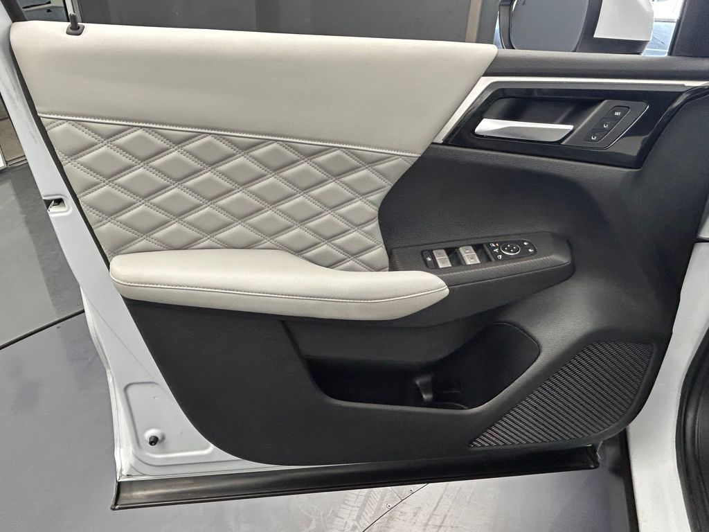 Used 2022 White Diamond Mitsubishi SEL image 13