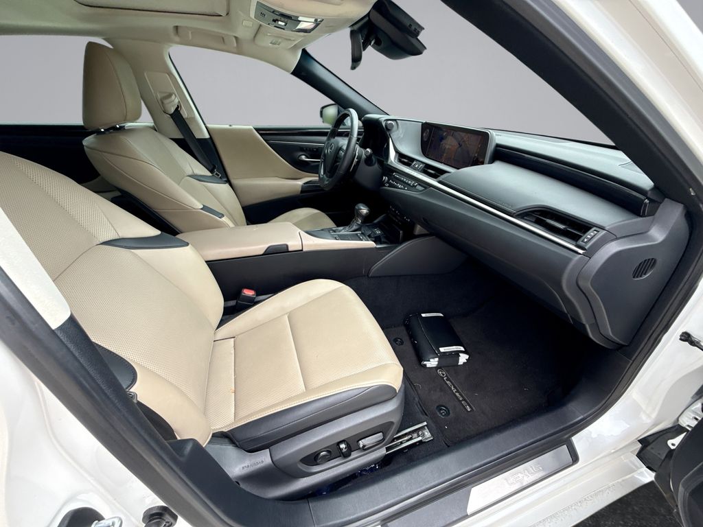 Thumbnail: 2020 Lexus ES - 15