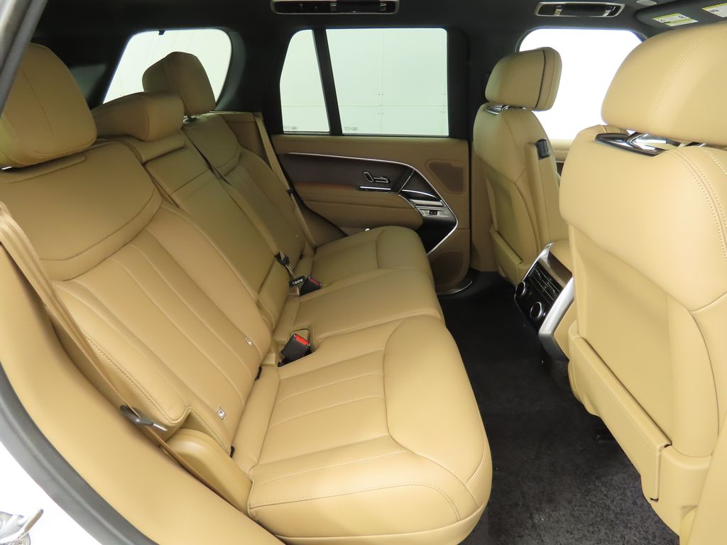 2025 Land Rover Range Rover SE 24