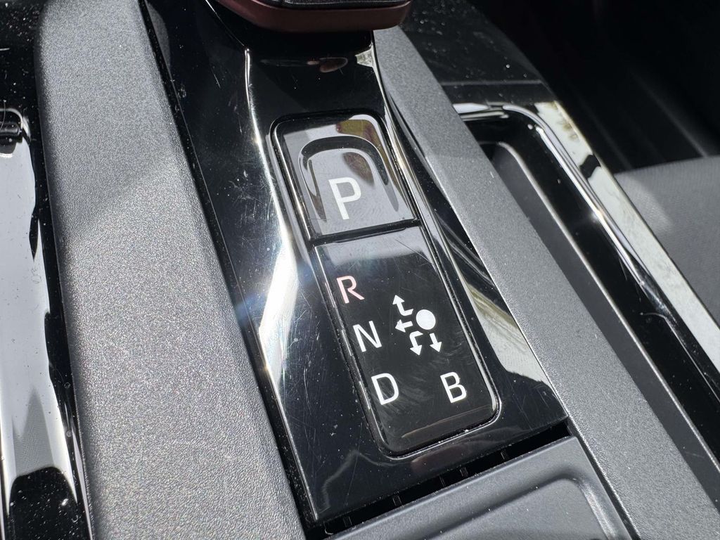 2025 Toyota Prius SE - Photo 28
