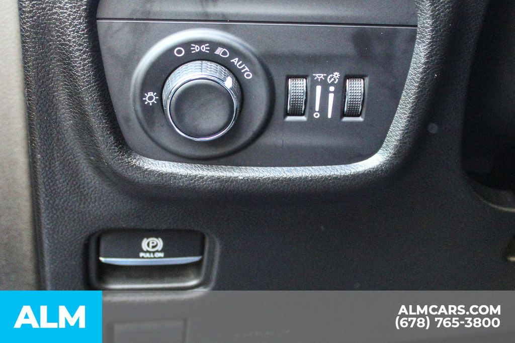 Used 2025 Silver Jeep Altitude image 32