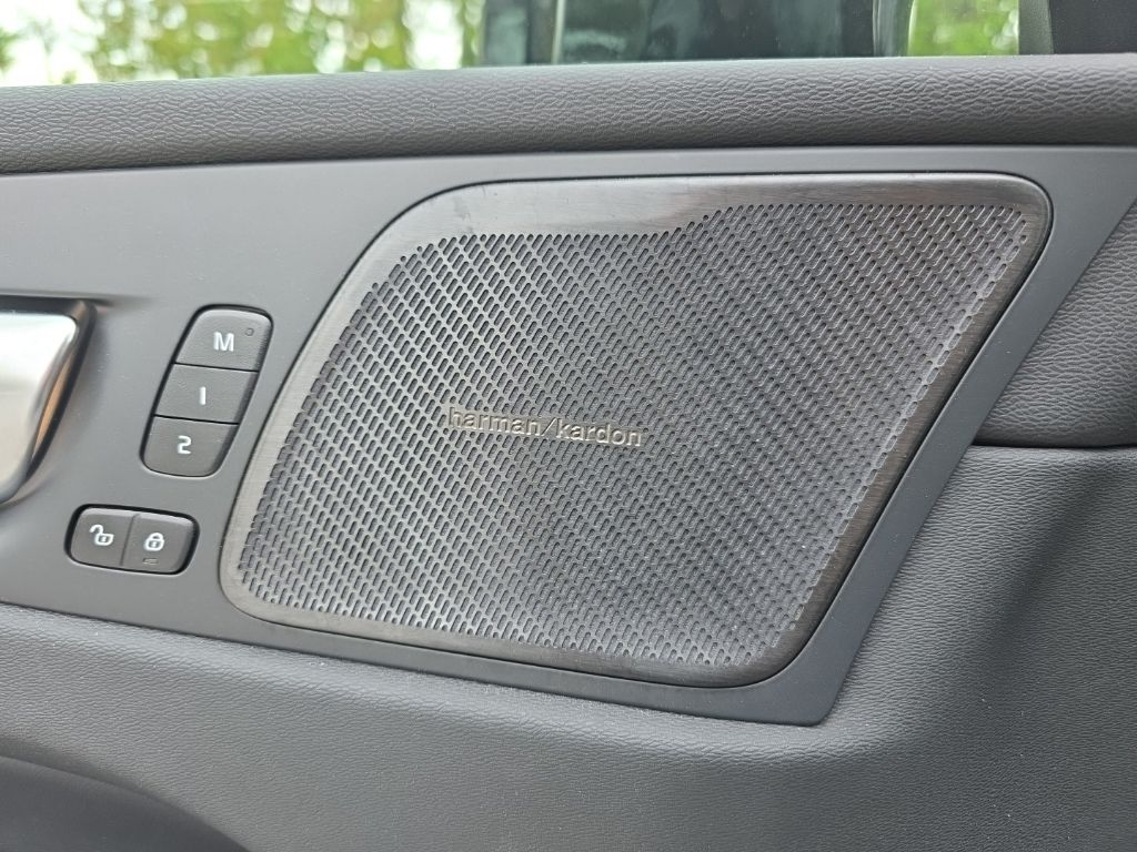 Used 2024 Gray Volvo T8 Plus Dark Theme image 17