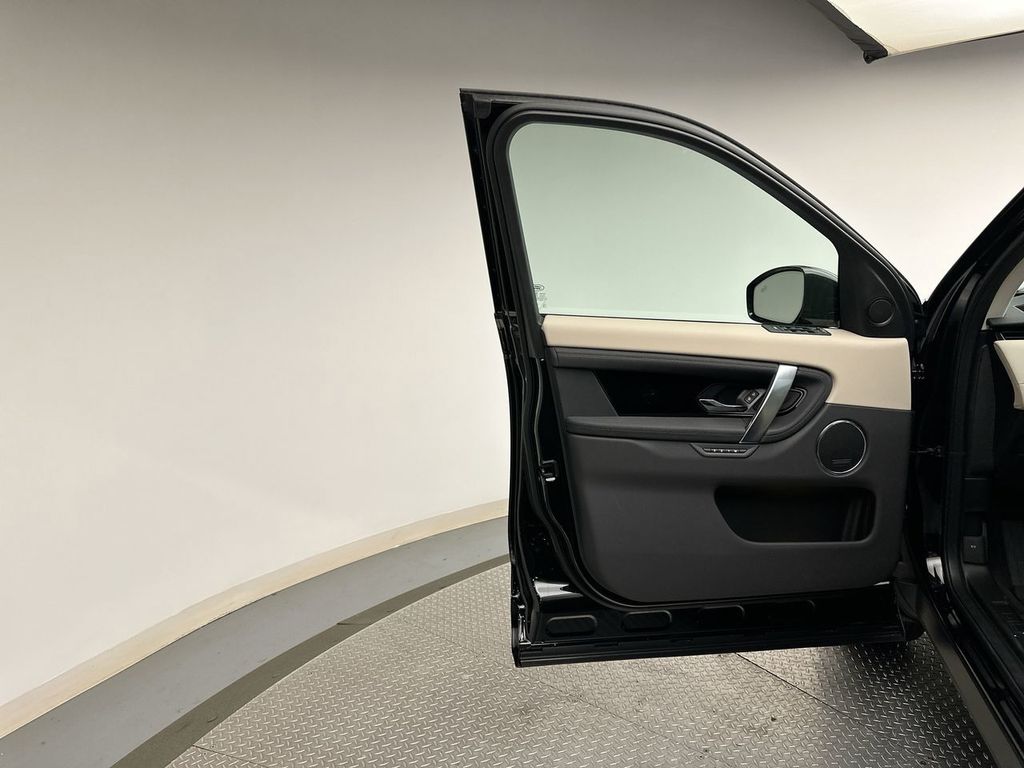 Thumbnail: 2025 Land Rover Discovery Sport - 7