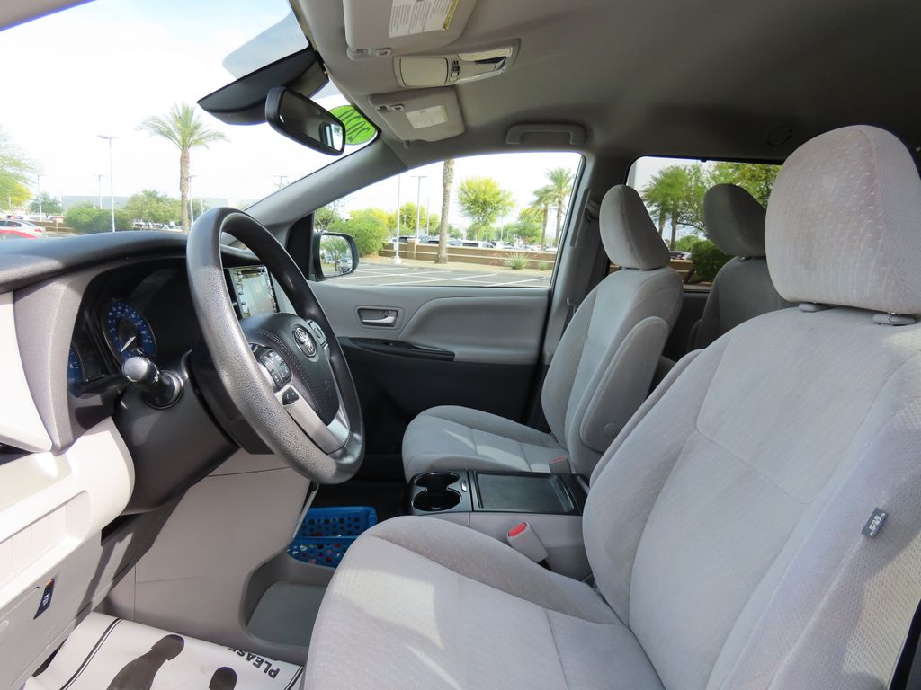 2020 Toyota Sienna LE 18