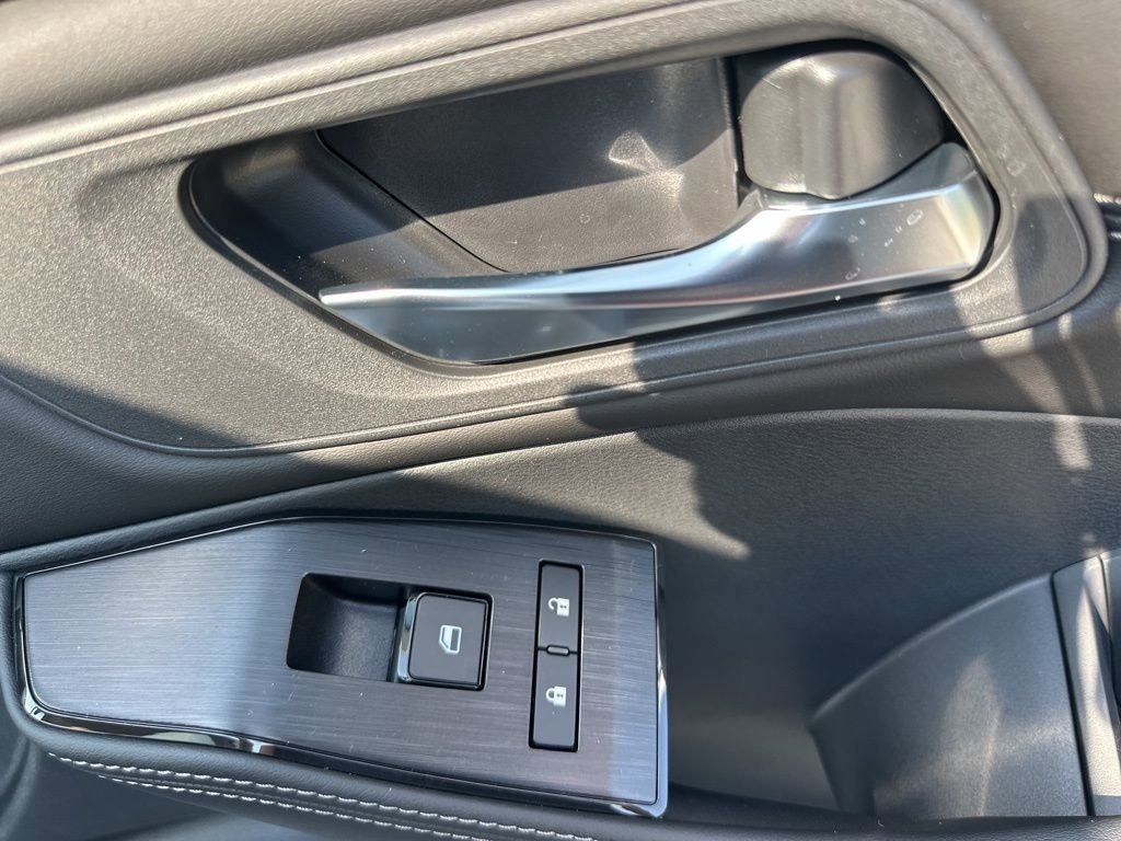2025 Everest White Pearl Nissan Rogue SV FWD SUV