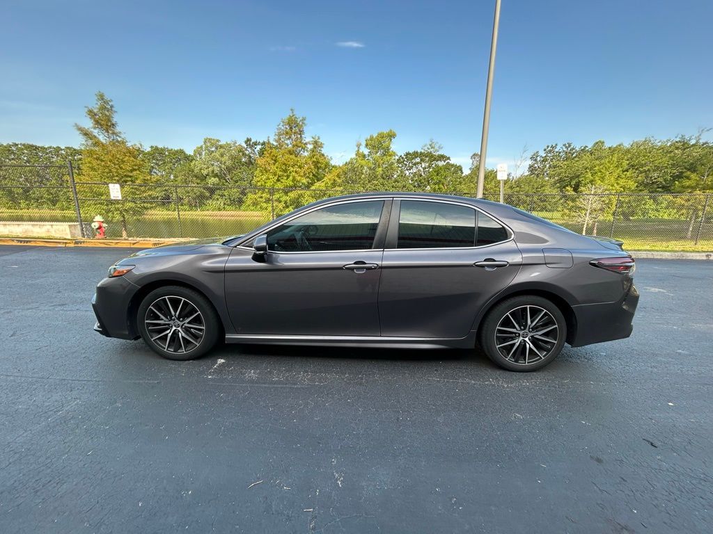2022 Toyota Camry SE 2