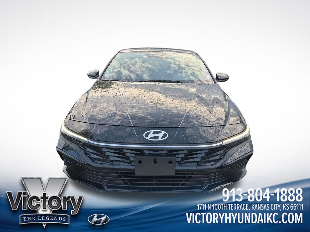 Used 2025 Black Hyundai SE image 8