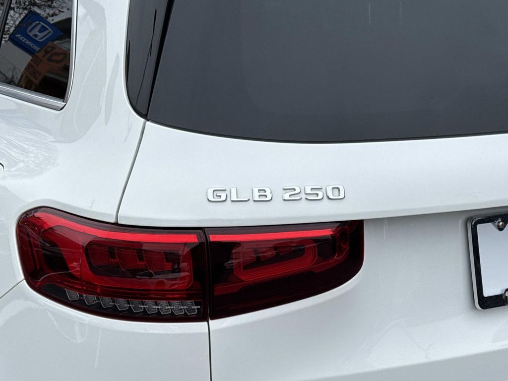 Thumbnail: 2022 Mercedes-Benz GLB - 10