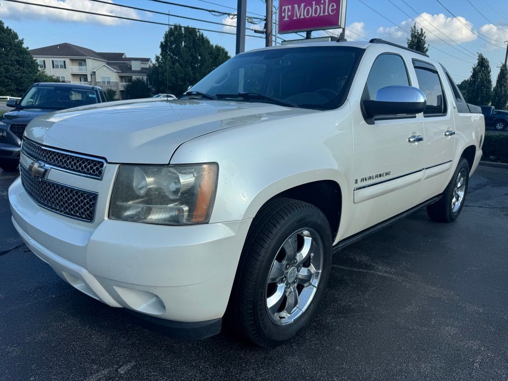 Diamond White 2008 Chevrolet Avalanche Pickup Truck 4-Speed Automatic Overdrive