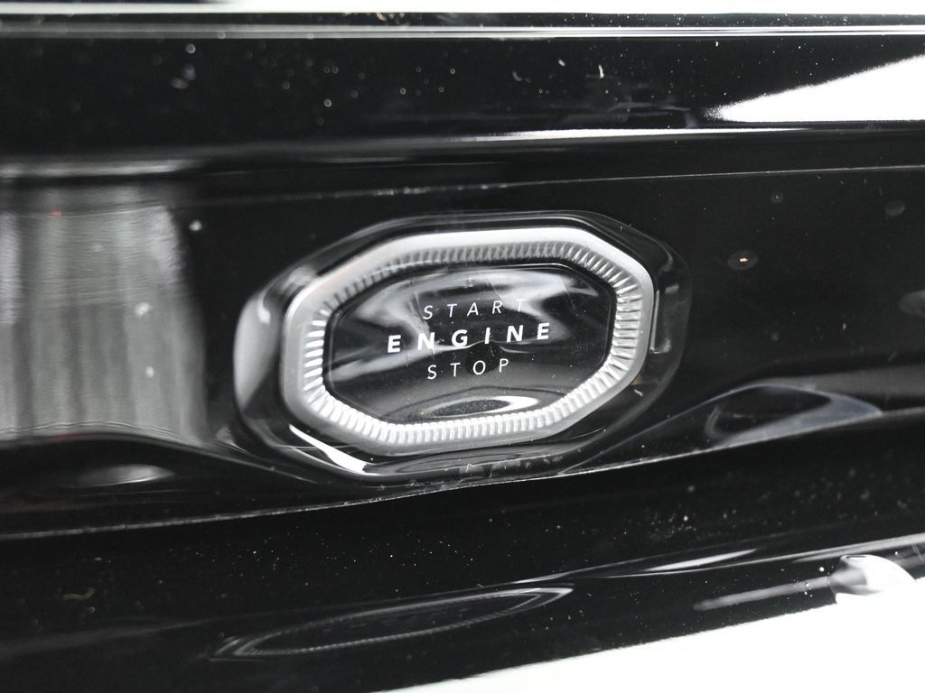 New 2026 Diamond Black Crystal Pearlcoat Jeep Limited image 27