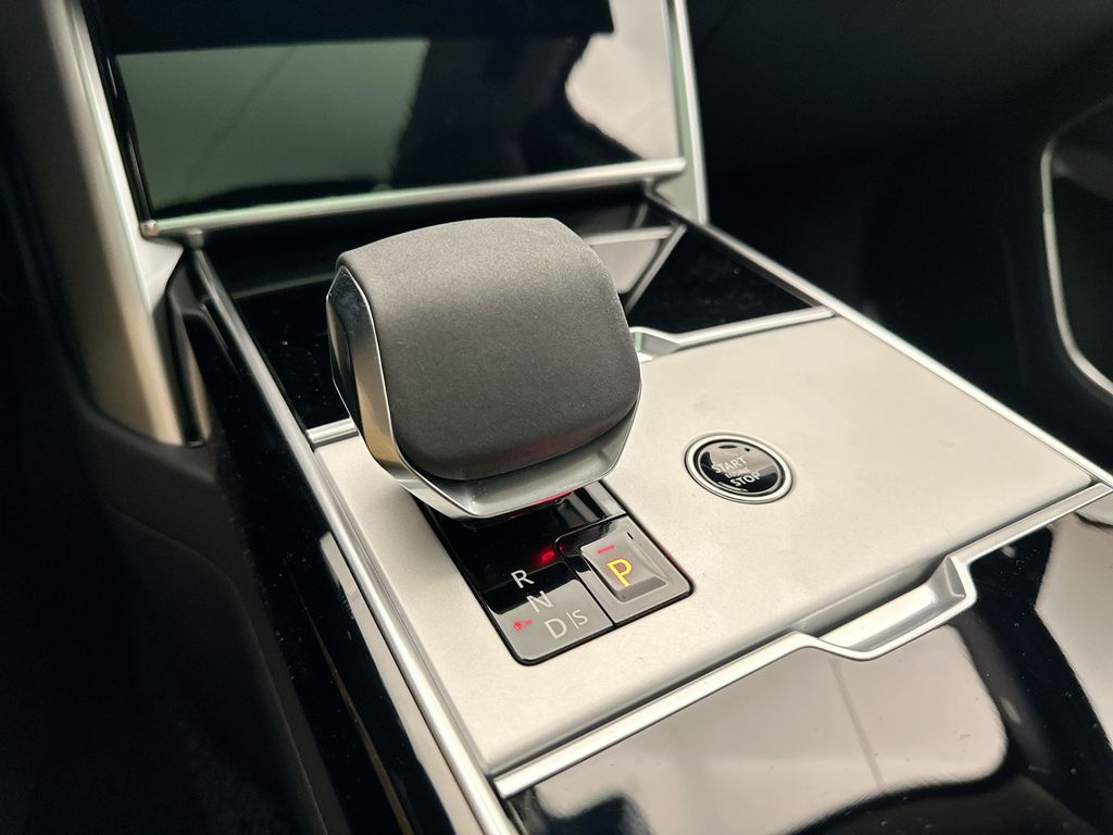 2025 Land Rover Range Rover SE 11