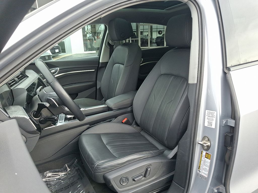 Thumbnail: 2021 Audi e-tron GT - 13