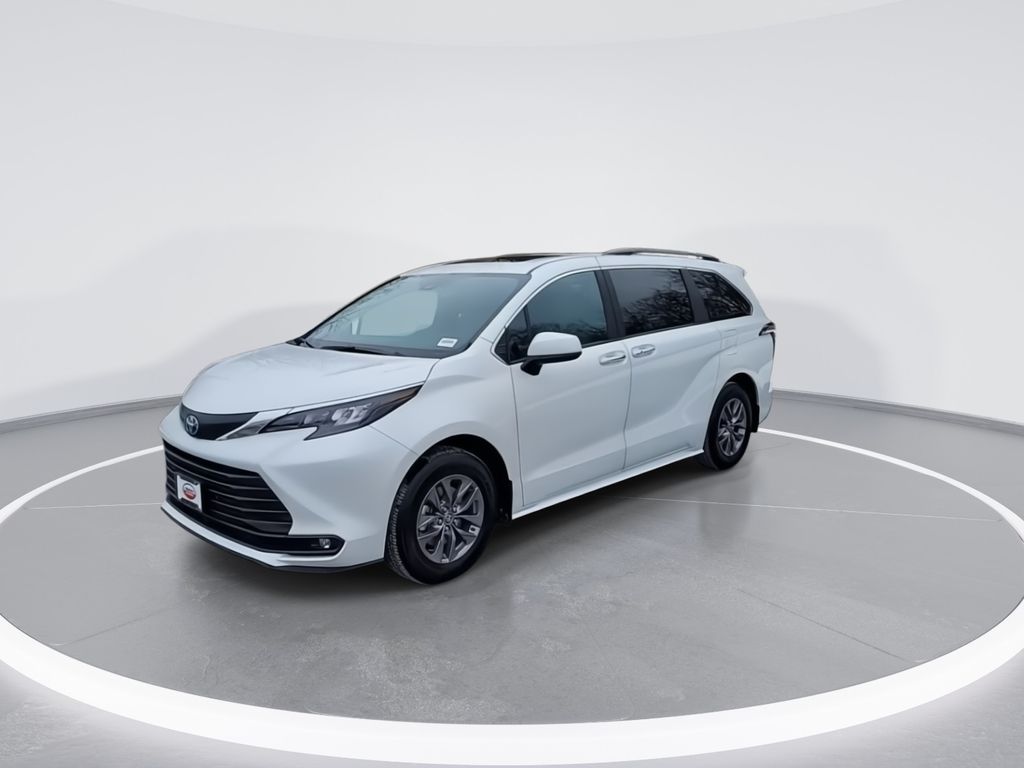 2025 Toyota Sienna XLE 4