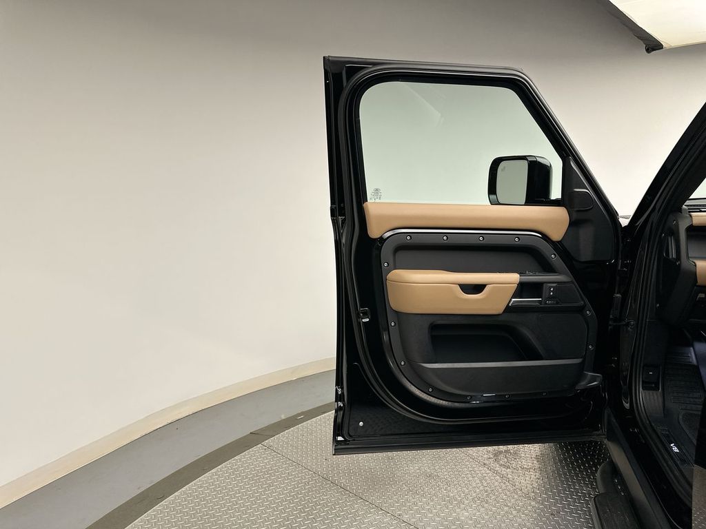 2025 Land Rover Defender 130 10