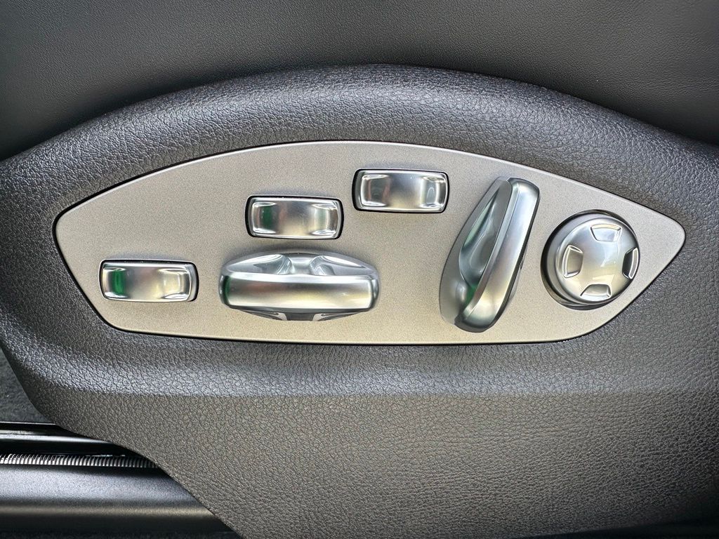 Thumbnail: 2026 Porsche Macan - 24
