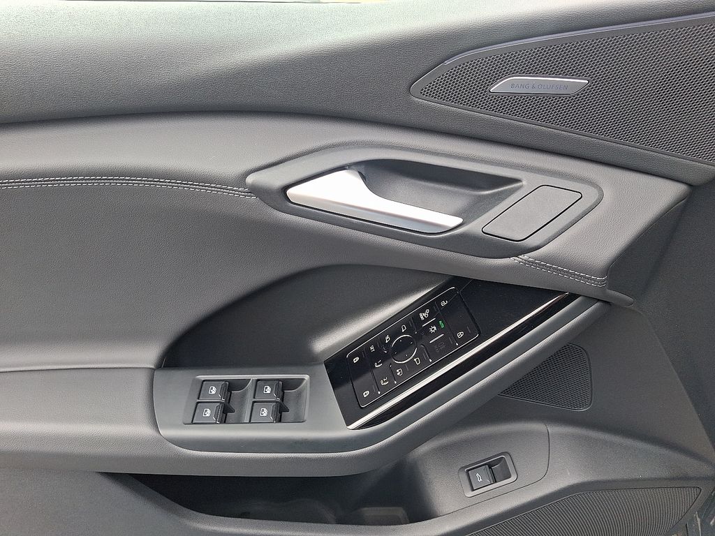 Thumbnail: 2025 Audi Q6 e-tron - 12