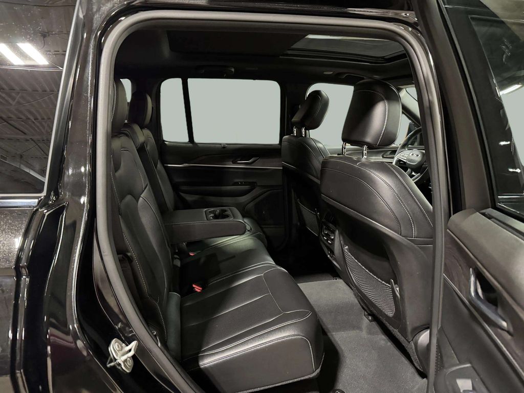 Used 2024 Diamond Black Crystal Pearlcoat Jeep Limited image 27
